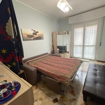 招待所 Camera Singola Con Divano Letto Una Piazza E Mezza E Postazione Lavoro In In Condivisione *